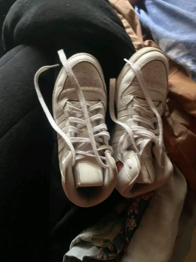 Zapatillas altas blancas Adidas con diseño floral - 2