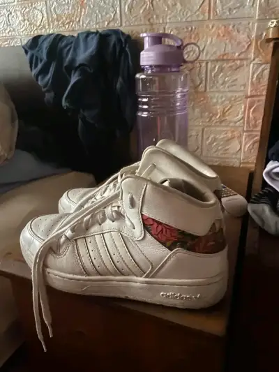 Zapatillas altas blancas Adidas con diseño floral - miniatura 3