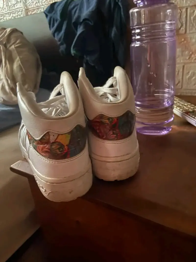 Zapatillas altas blancas Adidas con diseño floral - 4