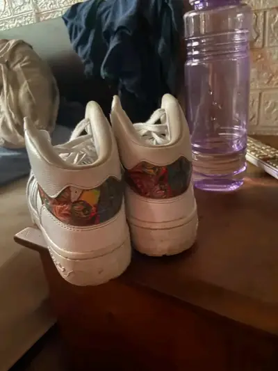 Zapatillas altas blancas Adidas con diseño floral - miniatura 4
