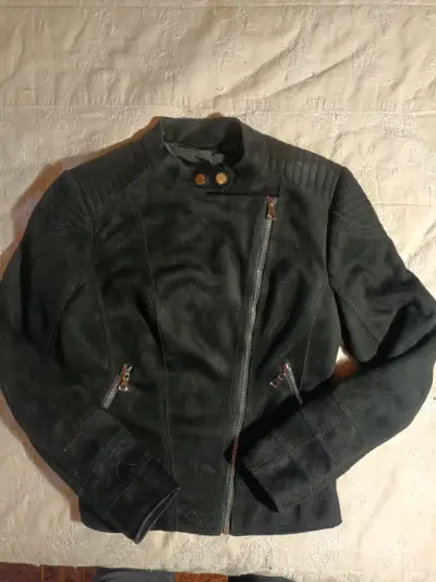 Chaqueta de cuero negra con cierre asimétrico - miniatura 1
