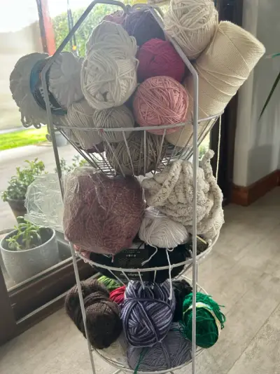 Lote de lanas de colores variados para tejer - miniatura 1