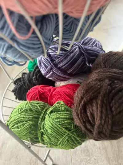 Lote de lanas de colores variados para tejer - miniatura 4