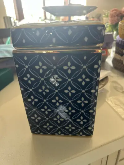 Caja de cerámica azul con diseño floral - miniatura 1