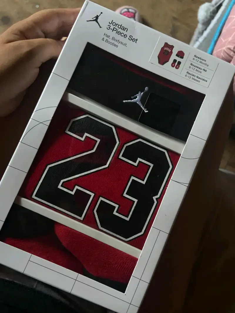 Set de bebé Jordan 3 piezas con gorro y botines - 1