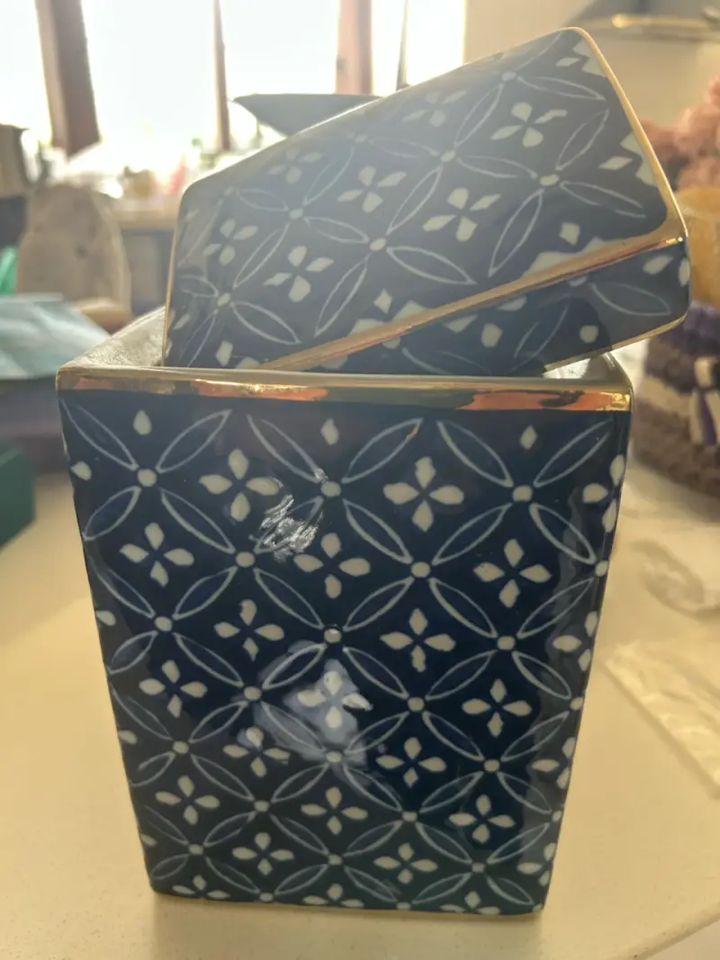 Caja de cerámica azul con diseño floral - 2