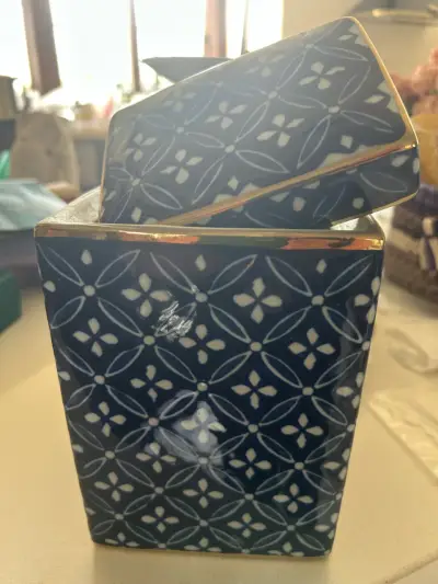 Caja de cerámica azul con diseño floral - miniatura 2