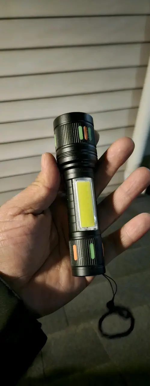 Linterna LED portátil recargable