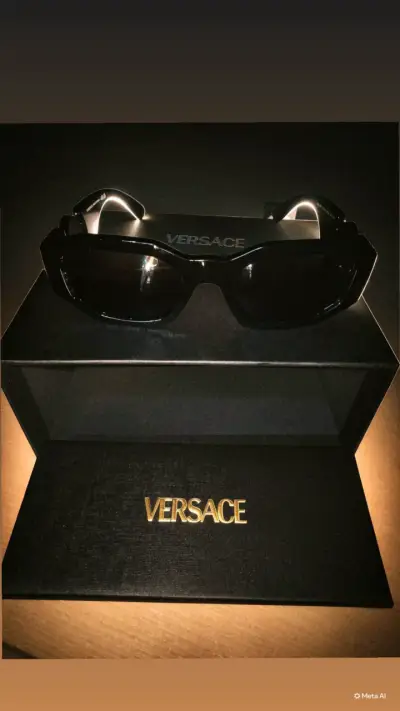 Gafas de Sol Versace Negras con Detalle Dorado - miniatura 1