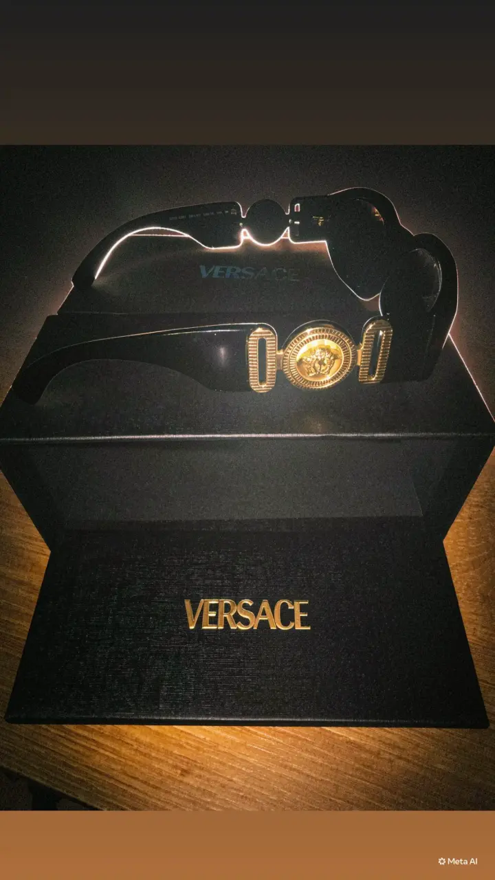 Gafas de Sol Versace Negras con Detalle Dorado - 2