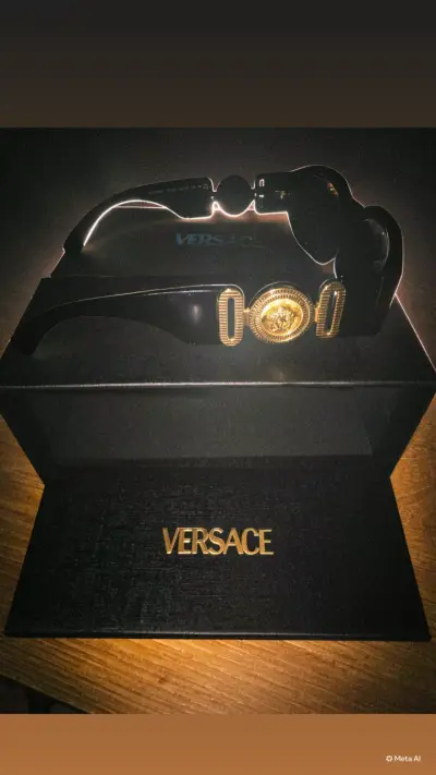 Gafas de Sol Versace Negras con Detalle Dorado - miniatura 2
