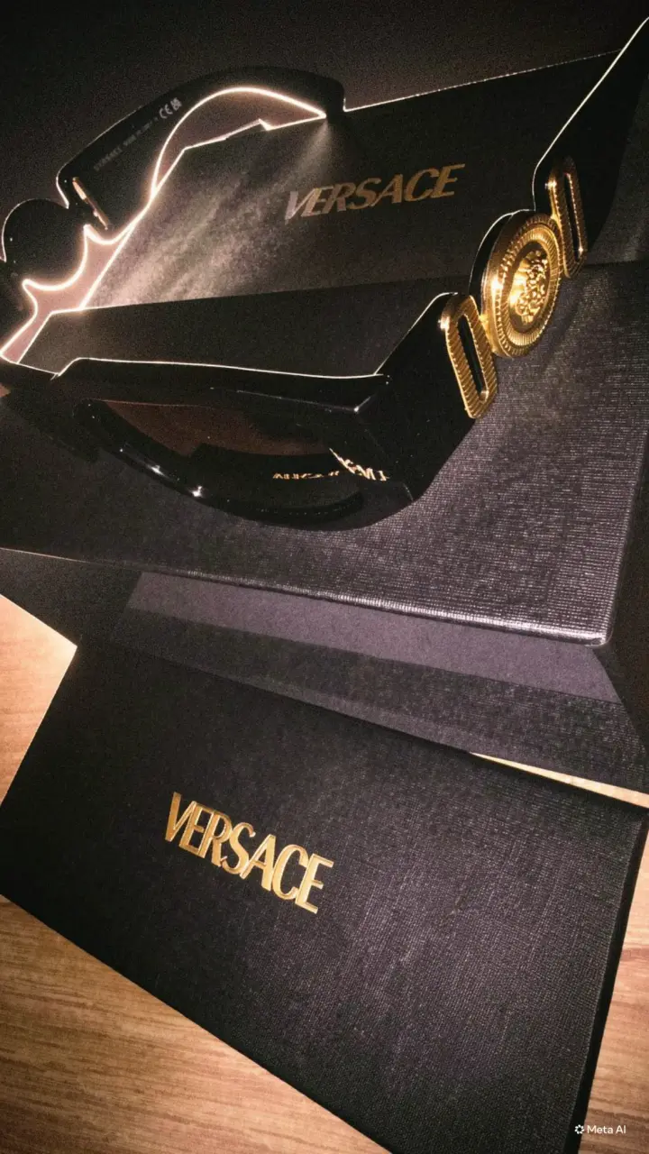 Gafas de Sol Versace Negras con Detalle Dorado - 3