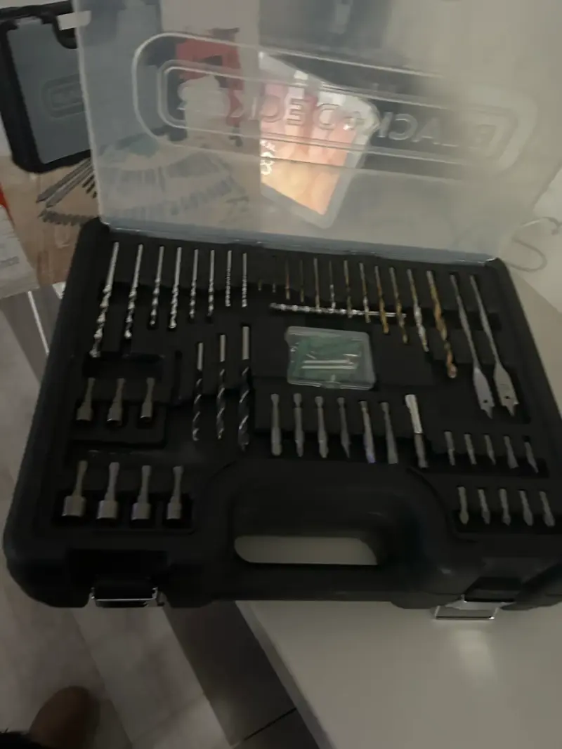 Taladro Percutor Black+Decker 650W con Accesorios - 1