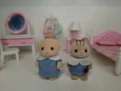 Set de muebles y dos Sylvanian Families - miniatura 1