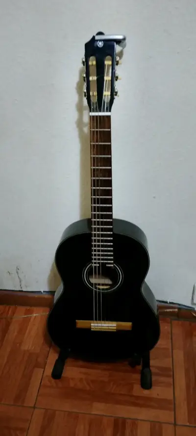 Guitarra acústica negra con funda y soporte - miniatura 2