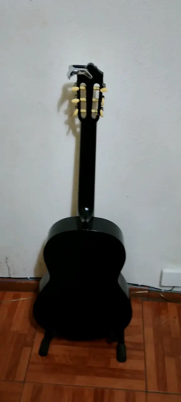 Guitarra acústica negra con funda y soporte - 3