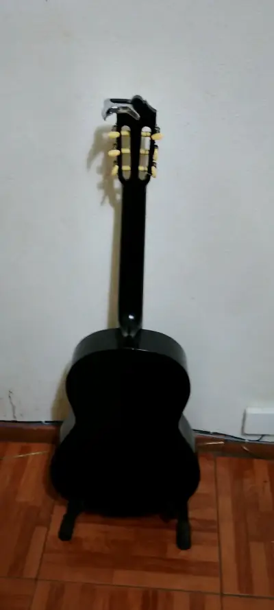 Guitarra acústica negra con funda y soporte - miniatura 3