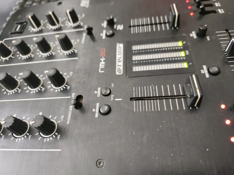 Mezclador DJ Reloop RMX-20 en buen estado - 2