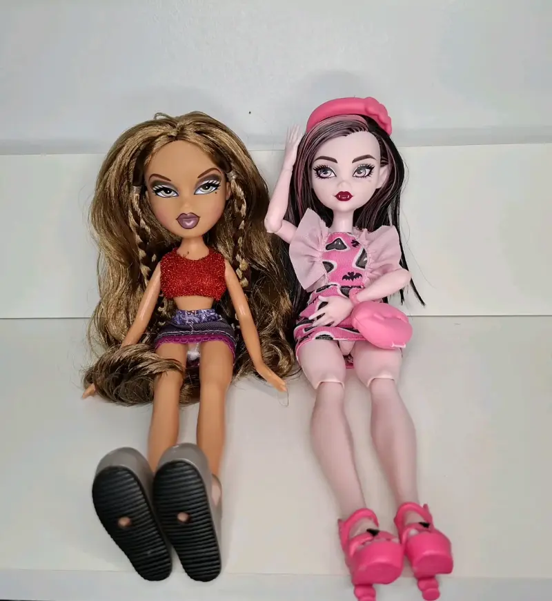 Muñecas de moda con ropa colorida - 1