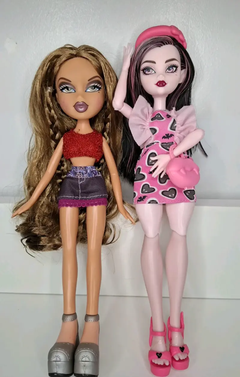 Muñecas de moda con ropa colorida - 2