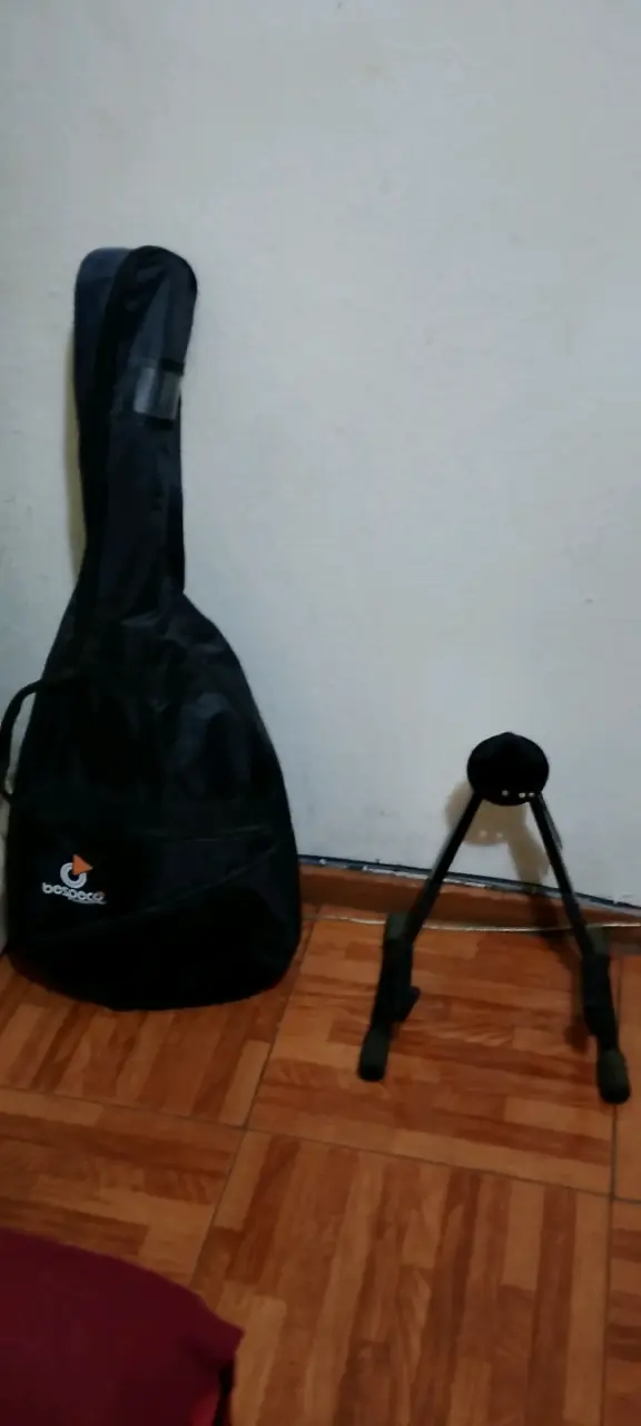 Guitarra acústica negra con funda y soporte - 4