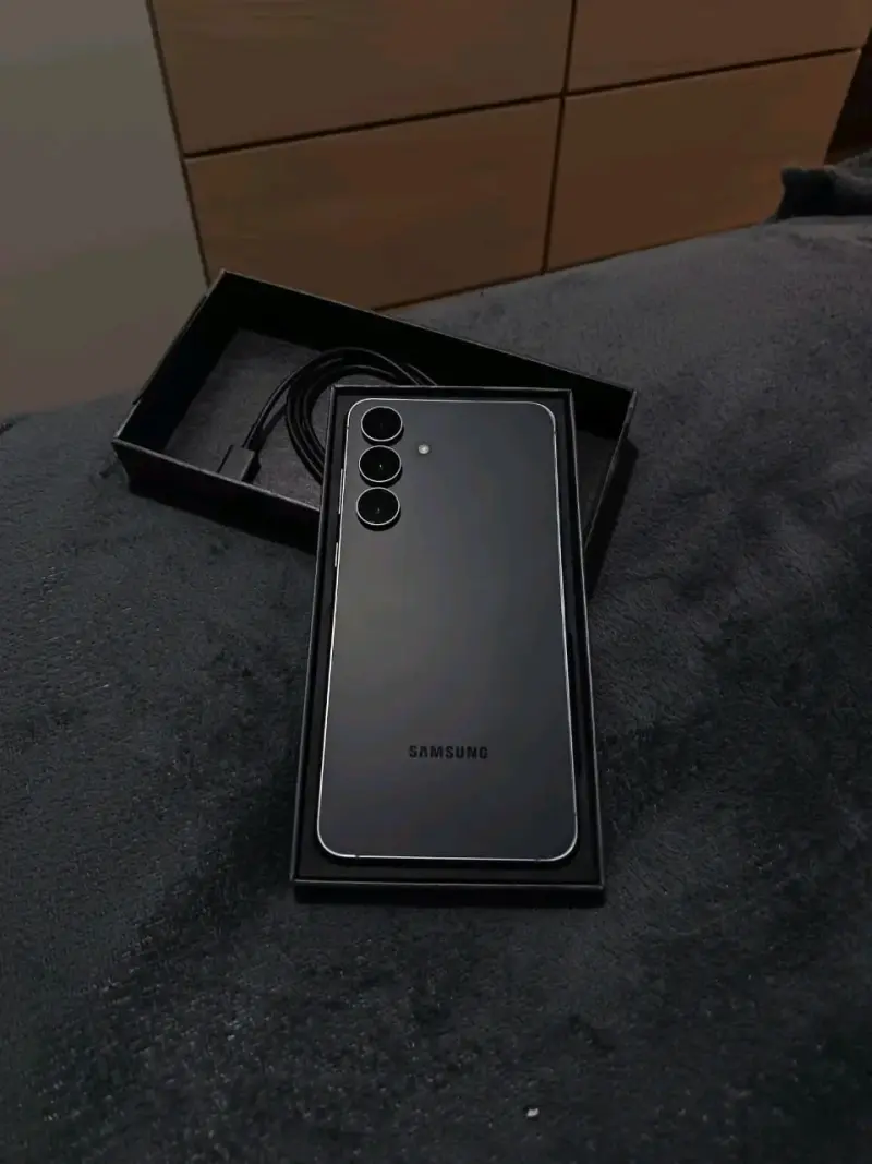 Smartphone Samsung Galaxy S25 FE en buen estado - 2