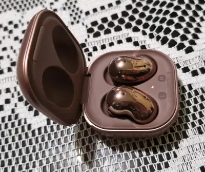 Audifonos Samsung Galaxy Buds Live Bronce - miniatura 2