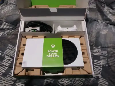 Consola Xbox Series S con control y cables og - miniatura 1