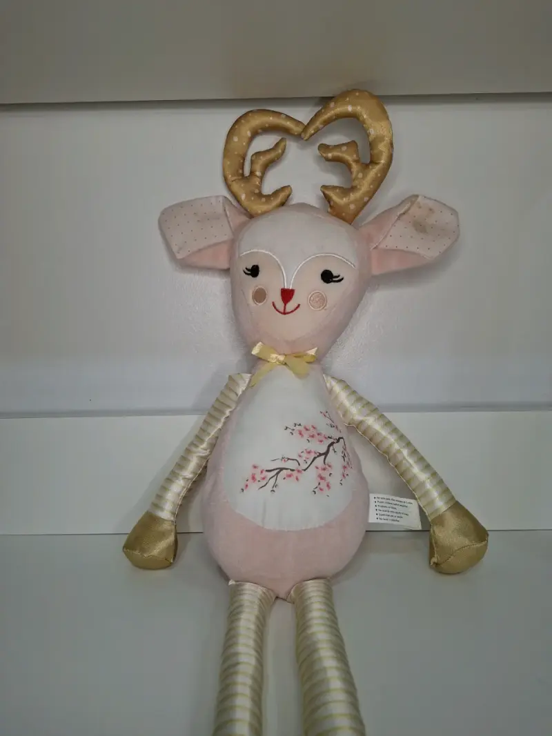 Peluche de ciervo con cuernos dorados