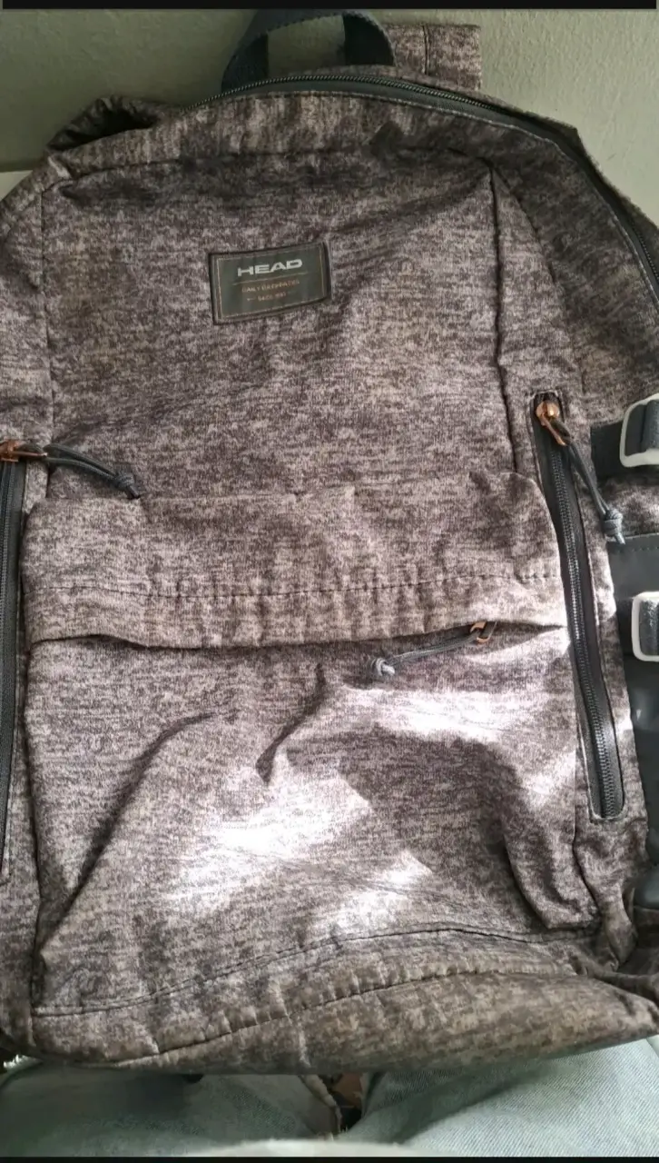 Mochila Head gris con múltiples bolsillos