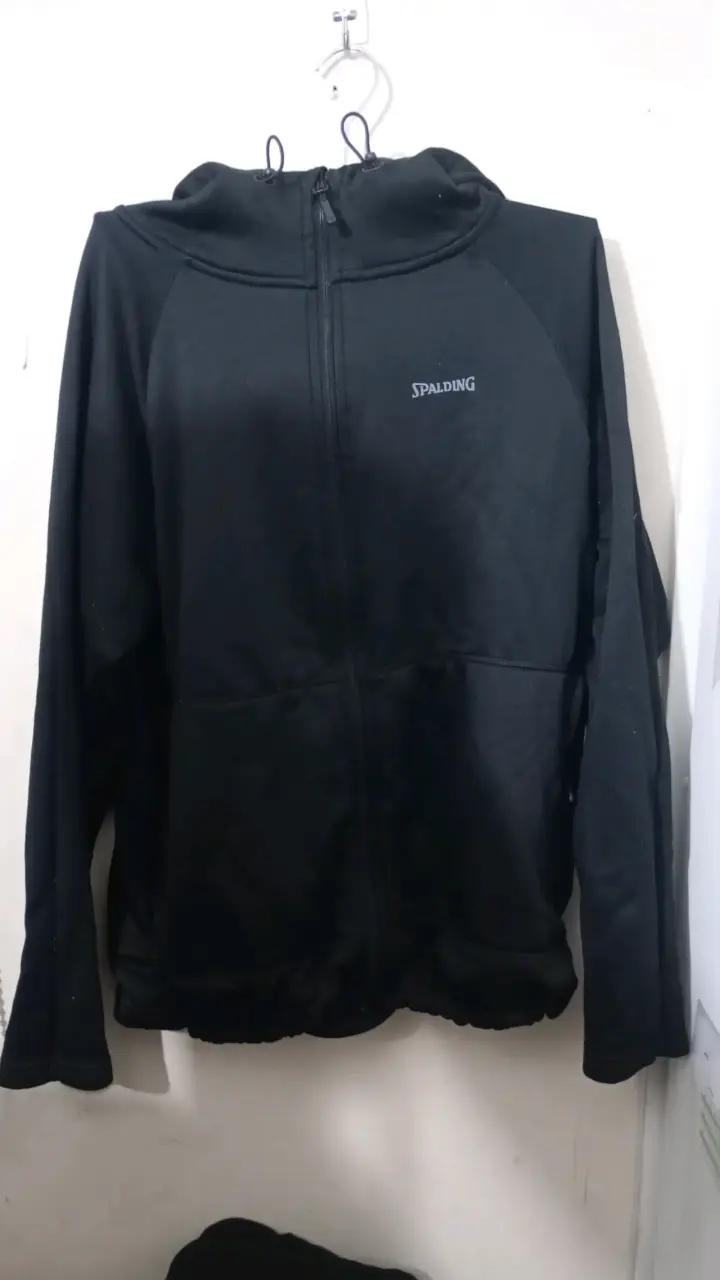 Polerón negro con capucha Spalding