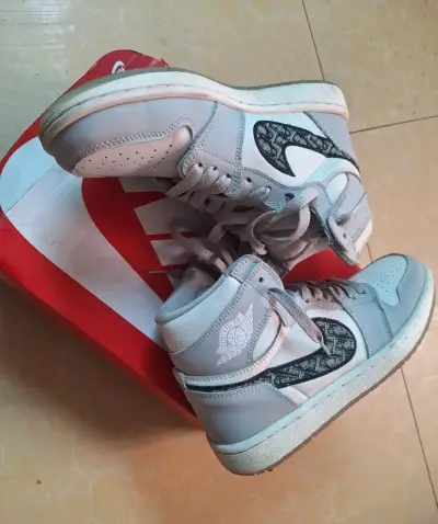 Zapatillas deportivas grises con diseño exclusivo - miniatura 1