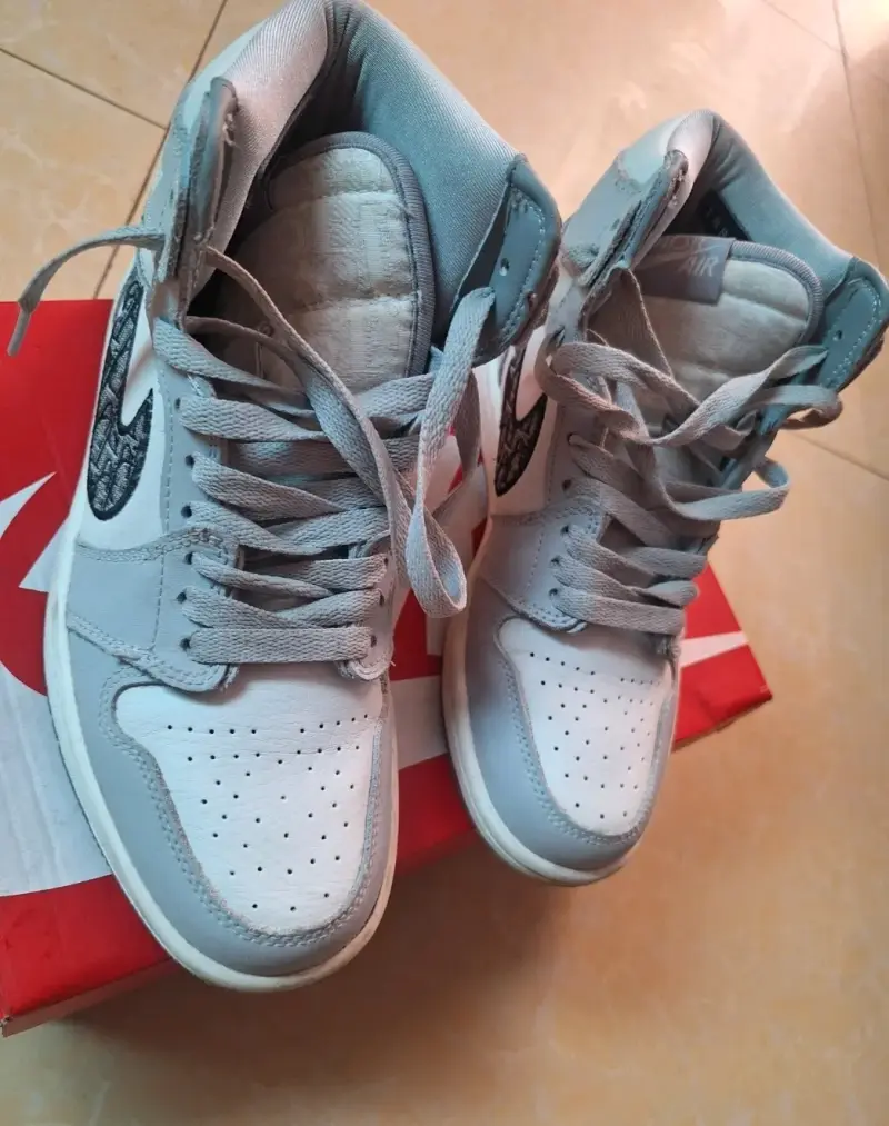 Zapatillas deportivas grises con diseño exclusivo - 2
