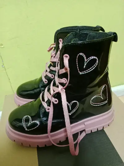 Botas negras con corazones rosados talla 34 - miniatura 1