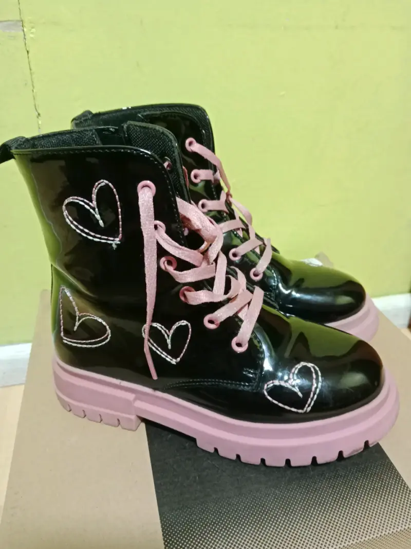 Botas negras con corazones rosados talla 34 - 2