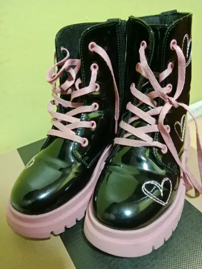 Botas negras con corazones rosados talla 34 - miniatura 3