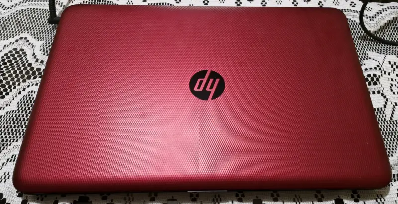 Laptop HP roja - 1