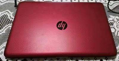 Laptop HP roja - miniatura 1