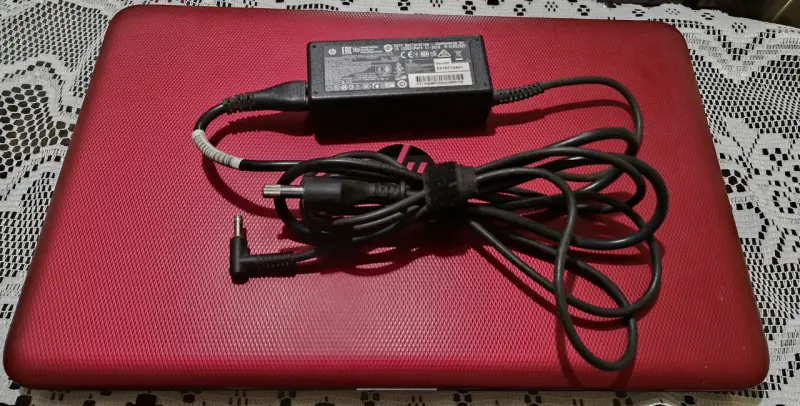 Laptop HP roja - 4
