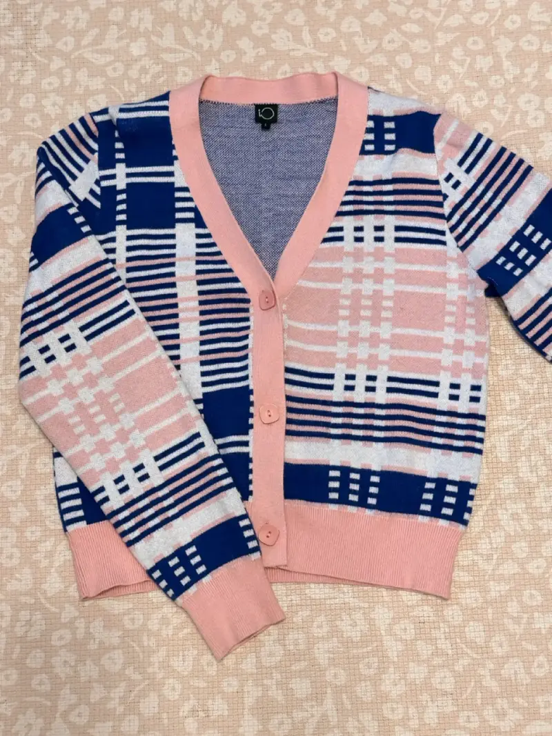 Cardigan de punto con diseño geométrico en rosa y azul