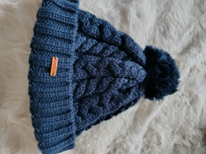 Gorro de lana azul con pompón Black and Blue