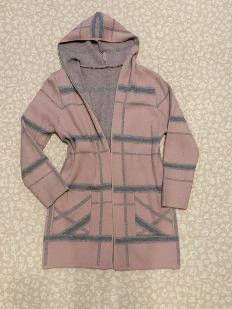 Cárdigan largo con capucha rosado y gris
