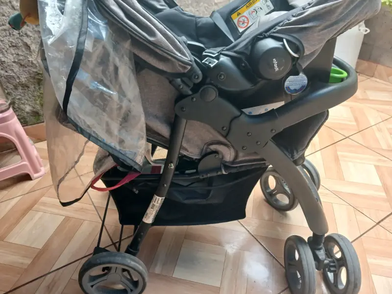 Coche de bebé Infanti con cubierta de lluvia - 1