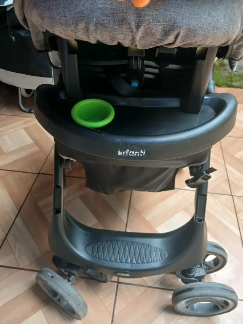Coche de bebé Infanti con cubierta de lluvia - 2