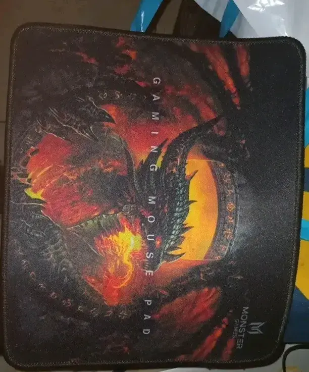 Alfombrilla Gaming Monster con diseño de dragón - 1