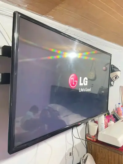 Televisor LG pantalla plana 42 pulgadas - miniatura 1