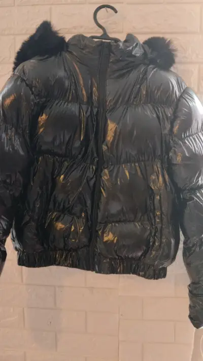 Chaqueta acolchada negra con capucha de piel sintética - miniatura 1