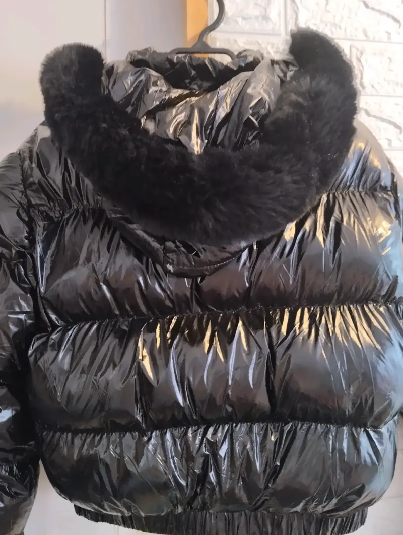 Chaqueta acolchada negra con capucha de piel sintética - 2