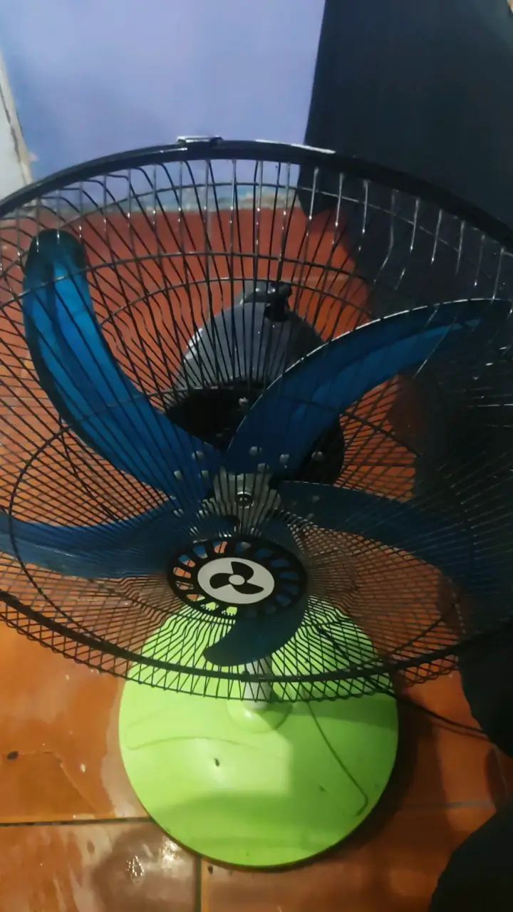 Ventilador de pie con aspas azules
