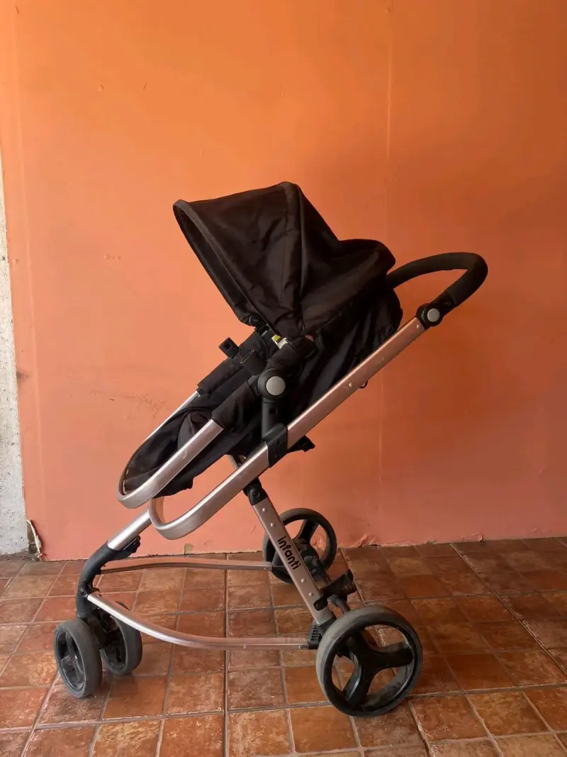 Coche de bebé Infanti con silla de auto negra - 1